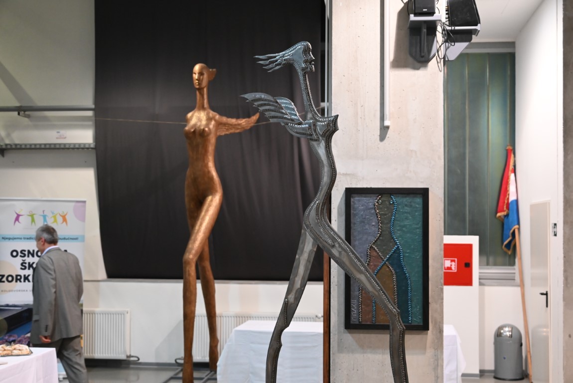 Zamjenik sisačko-moslavačkog župana Mihael Jurić je u prostoru Strukovne škole otvorio izložbu djela renomiranog umjetnika Stephana Lupina.