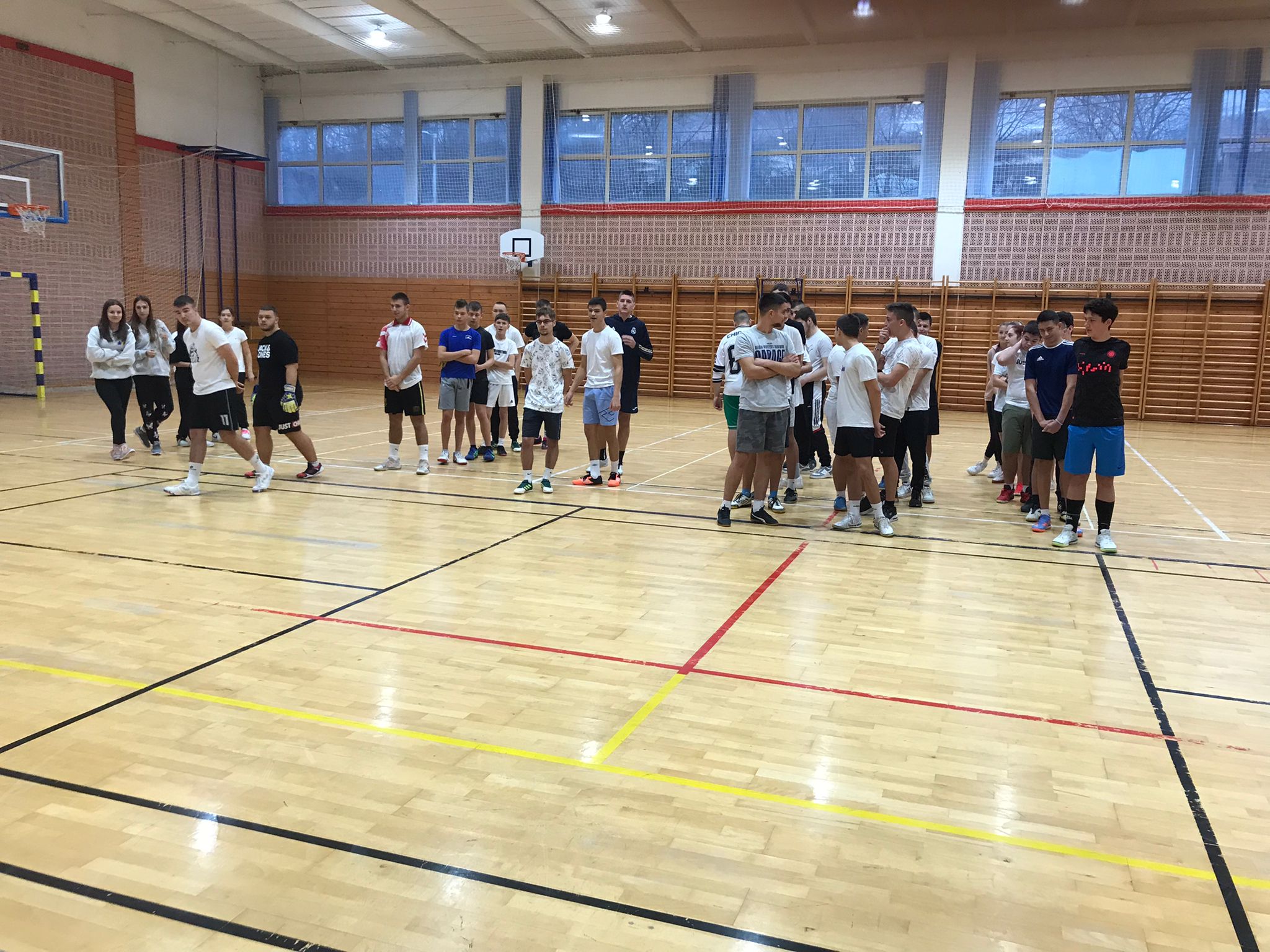 Zamjenik župana Mihael Jurić, otvorio je u petak, 22. prosinca 2023. godine u Srednjoj školi Ivana Trnskoga Hrvatska Kostajnica tradicionalni Božićni malonogometni turnir i turnir u stolnom tenisu.