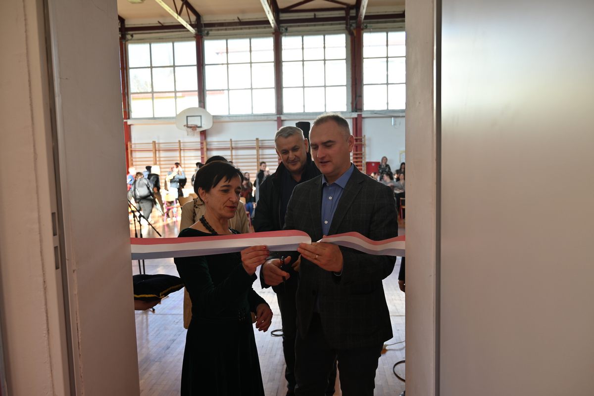 Nazočne su pozdravili ravnateljica škole Željka Gajdek, načelnik Općine Topusko Ivica Kuzmić i zamjenik župana Mihael Jurić, koji je po završetku umjetničkog dijela programa, rezanjem vrpce trobojnice, svečano otvorio novu školsku sportsku teretanu.