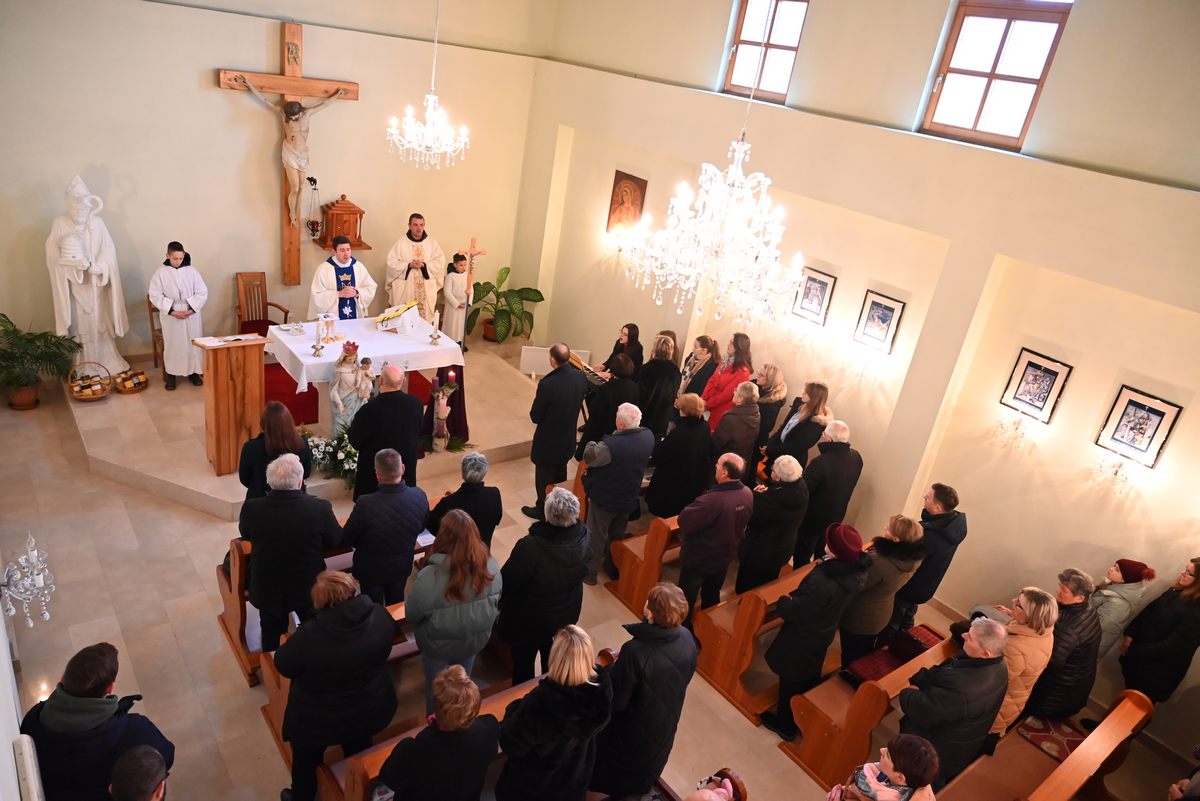 Zamjenik župana Mihael Jurić je u crkvi Bezgrešnog začeća Blažene Djevice Marije u Donjoj Budičini, mjestu na području Grada Petrinje, nazočio svetoj misi u povodu Dana svetog Ambrozija, zaštitnika pčela i pčelara.