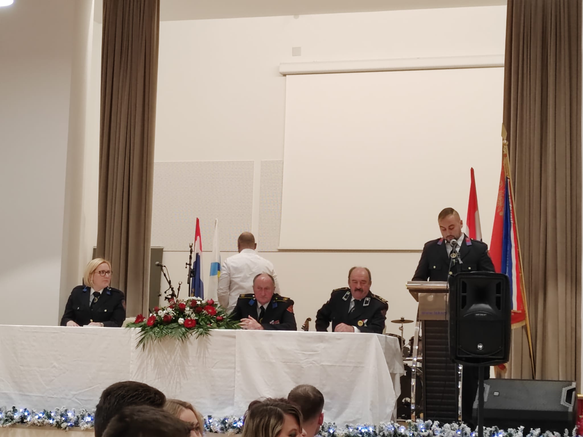 Predsjednik Vatrogasne zajednice Sisačko-moslavačke županije Mijo Brlečić kao izaslanik župana Ivana Celjaka, nazočio je u srijedu, 20. prosinca 2023. godine, u prostorijama vatrogasnog doma u Lekeniku 31. svečanoj sjednici skupštine Vatrogasne zajednice općine Lekenik.