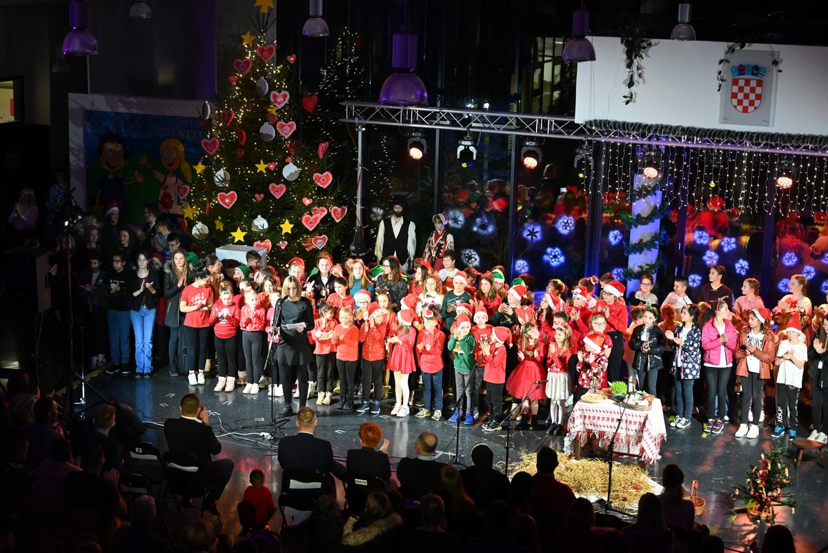Zamjenik župana Mihael Jurić je u Popovači nazočio Božićnoj priredbi učenika i djelatnika Osnovne škole Zorke Sever.