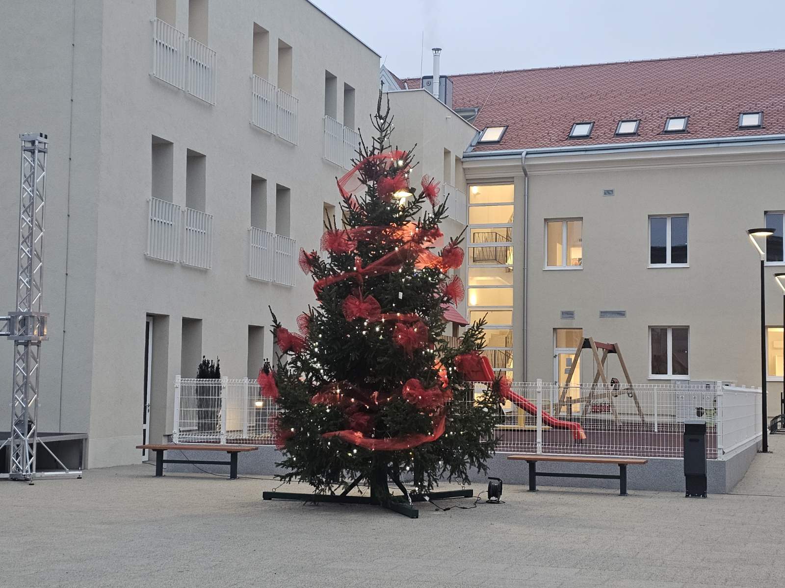 Sisačko-moslavačka županija i Kulturno-povijesni centar SMŽ pozivaju sve građane na izložbu “Pejzaži života“ sisačkog akademskog slikara Ivice Marekovića. Izloženo je 70 slika ovog proslavljenog umjetnika povodom 70 godina života i 50 godina njegova stvaralaštva.  Izložba se može posjetiti svaki dan od ponedjeljka do petka od 12 do 20 sati, a vikendom od 18 do 20 sati u prostoru Galerije Kulturno-povijesnog centra SMŽ u sklopu novog odgojno-obrazovnog i kulturnog centra u Rimskoj ulici 19 u Sisku. Izložba je otvorena do 10. siječnja. 