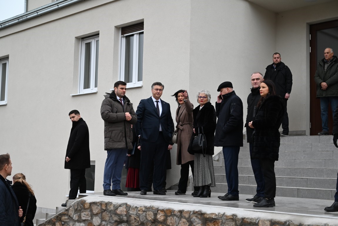Predsjednik Vlade RH Andrej Plenković posjetio je danas Sisačko-moslavačku županiju gdje je, u pratnji potpredsjednika Vlade RH i ministra prostornoga uređenja, graditeljstva i državne imovine Branka Bačića i ministrice zdravstva Irene Hrstić, posjetio Sisak i Petrinju.
