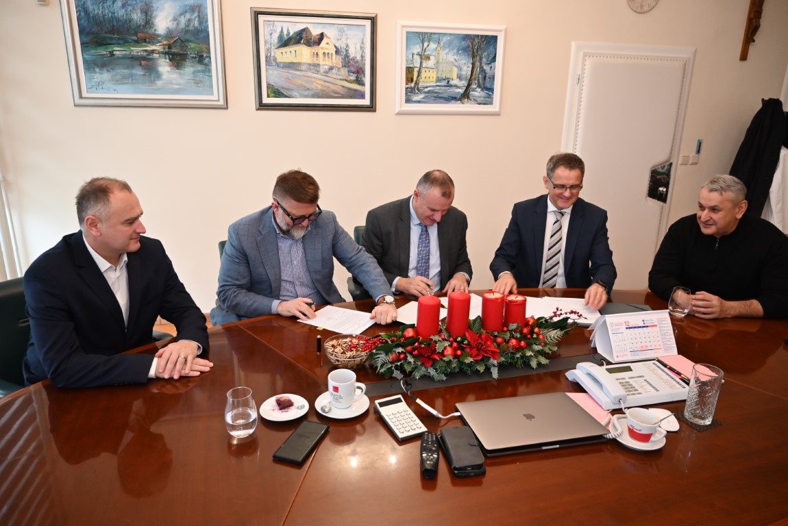 U nazočnosti zamjenika župana, Mihaela Jurića i načelnika Općine Topusko Ivice Kuzmića, ugovor o 10,2 milijuna € vrijednom kreditu potpisali su predsjednik Uprave Hrvoje Čuvalo i direktor Direkcije za poslovanje s bankama, financijskim institucijama i jedinicama lokalne samouprave Mario Perić za HBOR i ravnatelj Lječilišta Topusko Domagoj Mosler.