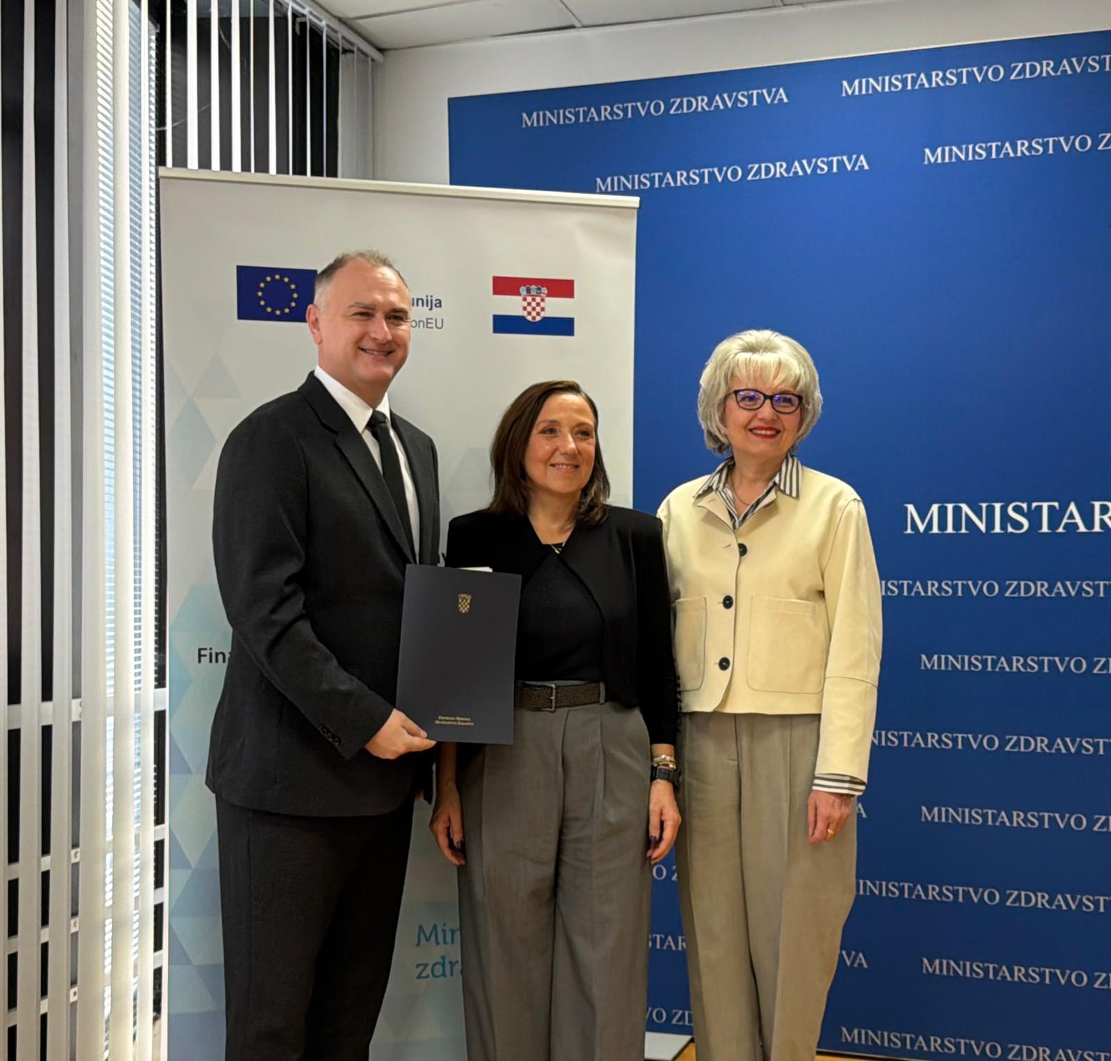 U Ministarstvu zdravstva u Zagrebu danas je potpisan sporazum kojim u Sisačko-moslavačku županiju stižu 2 vozila za potrebe mobilnih ambulanti, a projekt će omogućiti bolju zdravstvenu skrb za starije osobe i one s otežanom mobilnošću.