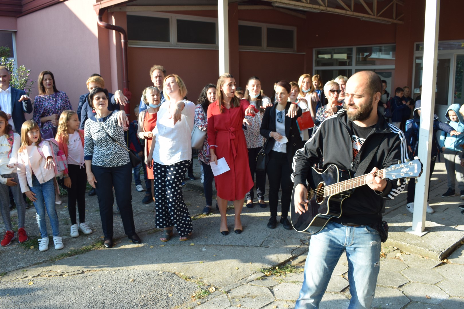 Zamjenik župana Mihael Jurić je zajedno s gradonačelnicom Petrinje Magdalenom Komes, u ponedjeljak, 6. rujna 2021. godine, posjetio Osnovnu školu Dragutina Tadijanovića u Petrinji i učenicima poželjeo uspješan početak školske godine.