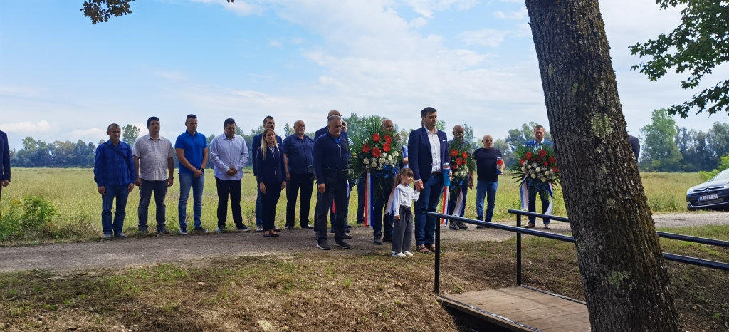 Predsjednik Županijske skupštine Mato Fofić i zamjenik sisačko-moslavačkoga župana Ivana Celjaka, Mihael Jurić zajedno sa suradnicima nazočili su X. memorijalnom aeromitingu "Marijan Celjak".