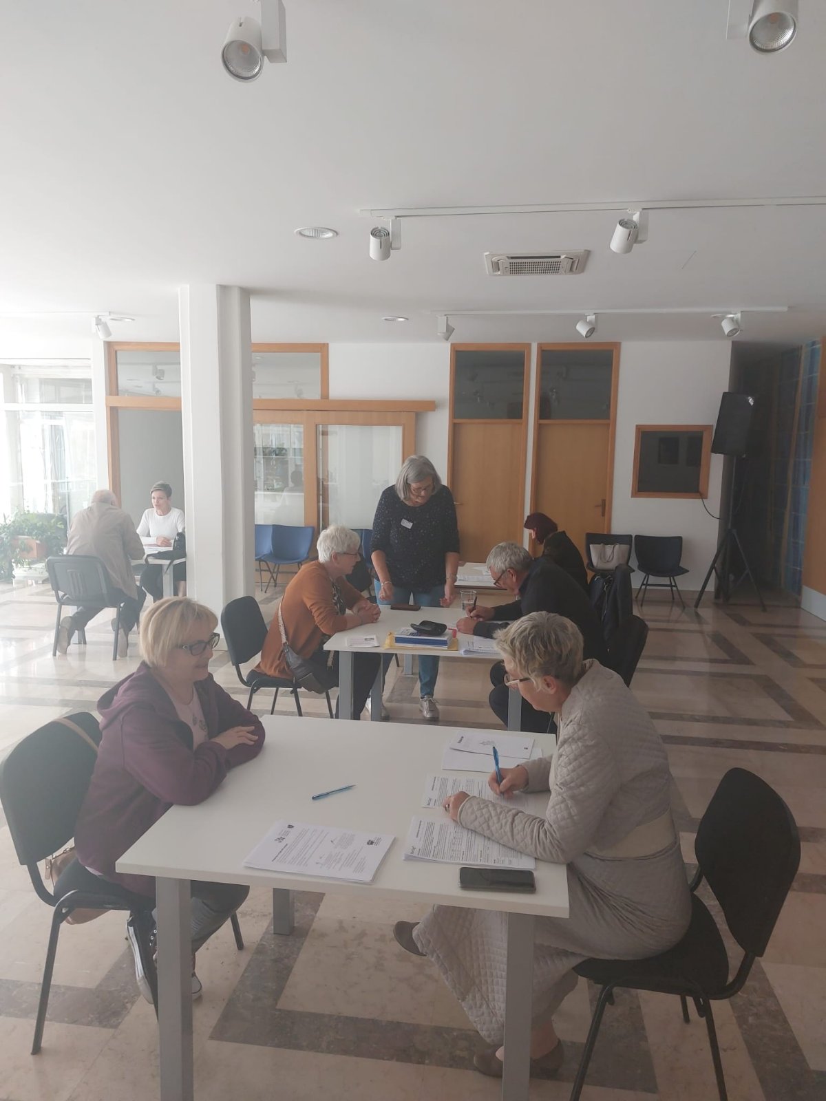 U Hrvatskom domu u Glini i prostorijama Crvenog križa u Petrinji, uz izuzetno dobar odaziv, naši su stariji sugrađani pristupili jednostavnom i kratkom testiranju  koje detektira promjene u svakodnevnom ponašanju koje upućuju na Alzheimerovu bolest.