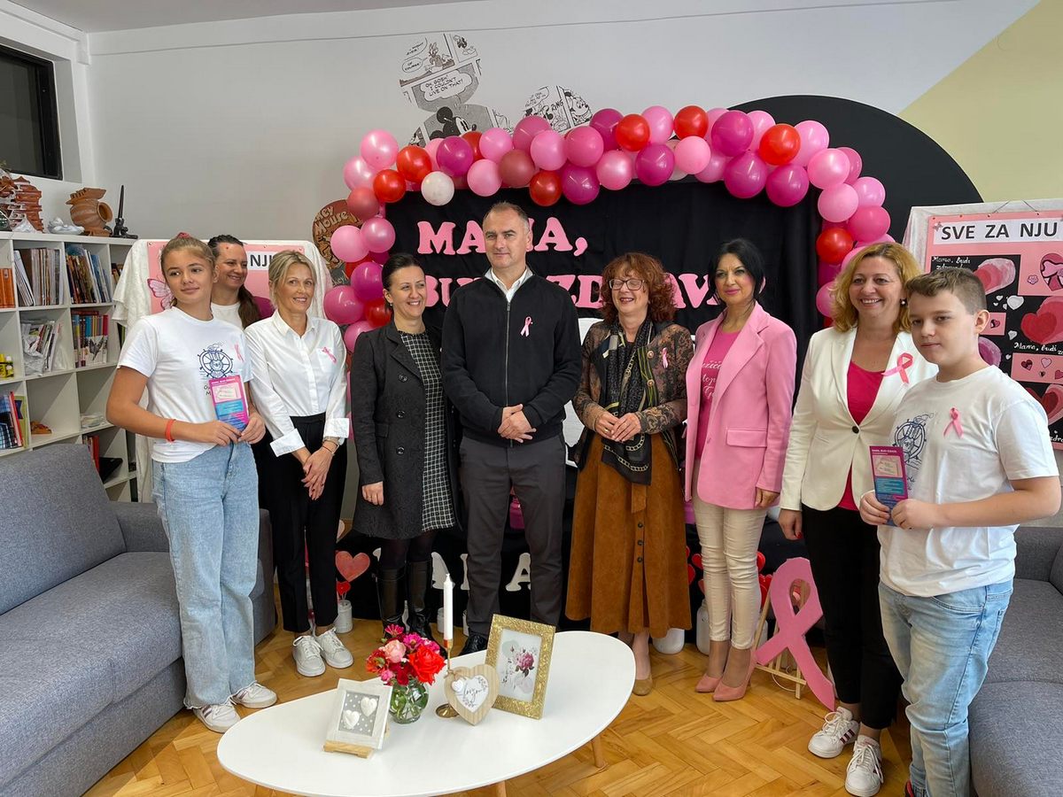 Zamjenik župana Mihael Jurić i pročelnica Upravnog odjela za obrazovanje, kulturu, šport, mlade i civilno društvo Robertina Štajdohar su u srijedu, 28. rujna 2022. godine, u prostoru OŠ Mate Lovraka u Petrinji nazočili konferenciji za medije, kojom je obilježen početak provođenja Nacionalnog projekta „ Mama budi zdrava – Ružičasti listopad“ 2022.