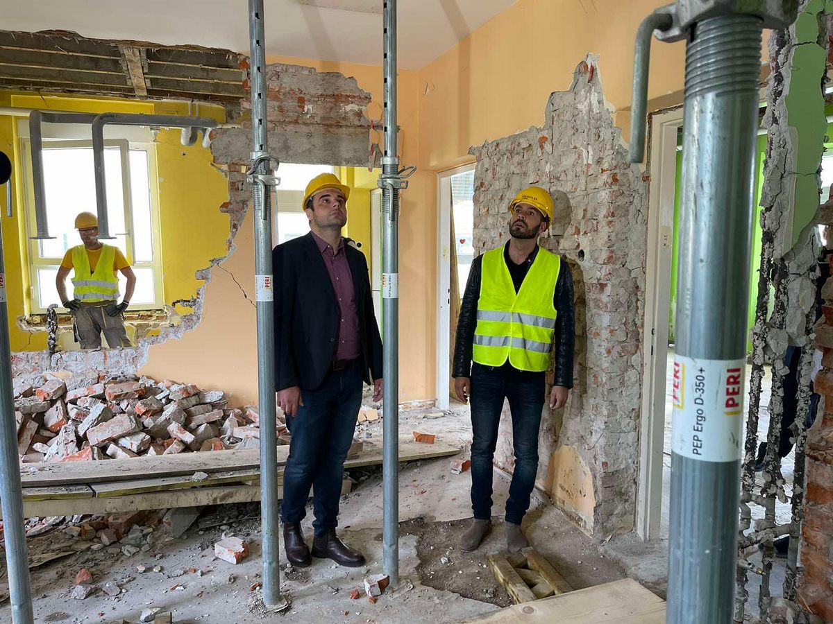Župan Ivan Celjak je u utorak, 27. rujna 2022. godine, sa suradnicima obišao radove na obnovi zgrade Doma zdravlja SMŽ u Glini. 