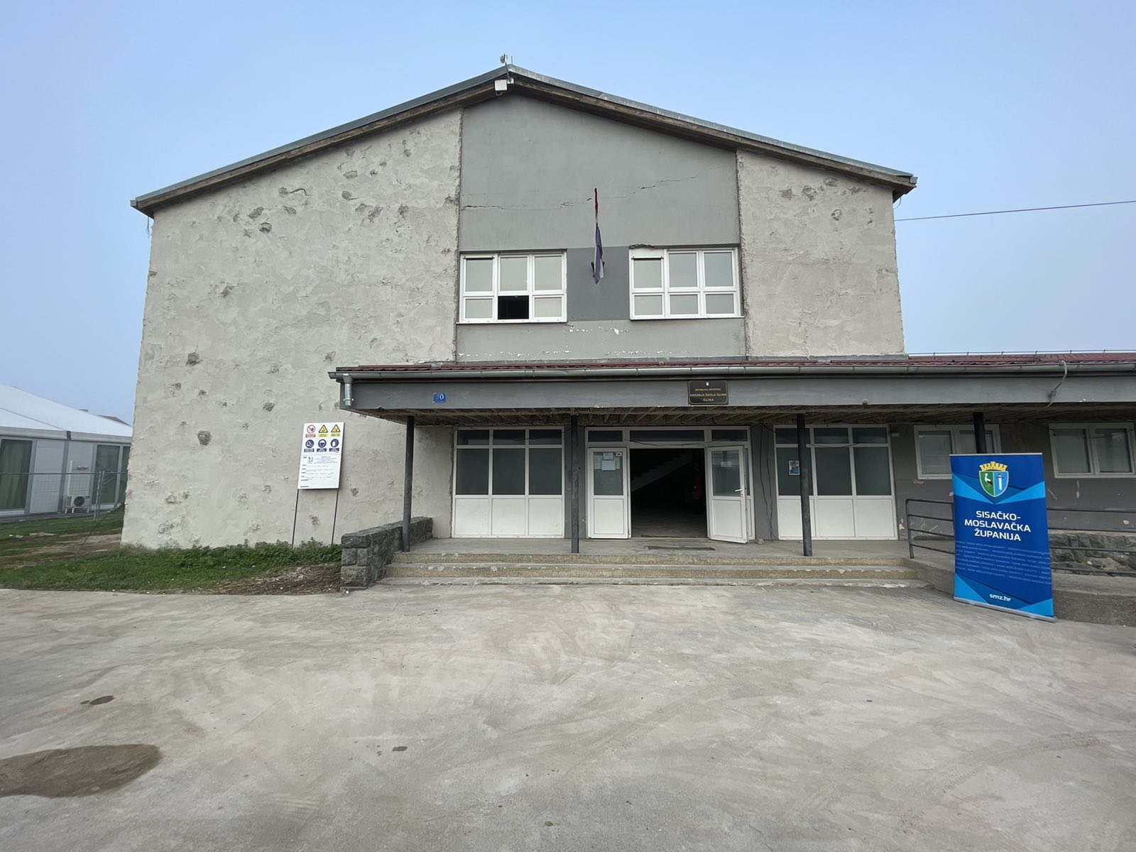 Župan Ivan Celjak sa suradnicima posjetio je u ponedjeljak, 5. rujna 2022. godine, Srednju školu Glina. U prigodi početka nove školske godine poželio je  učenicama i učenicima, njihovim profesorima kao i svim djelatnicima škole uspješan rad.