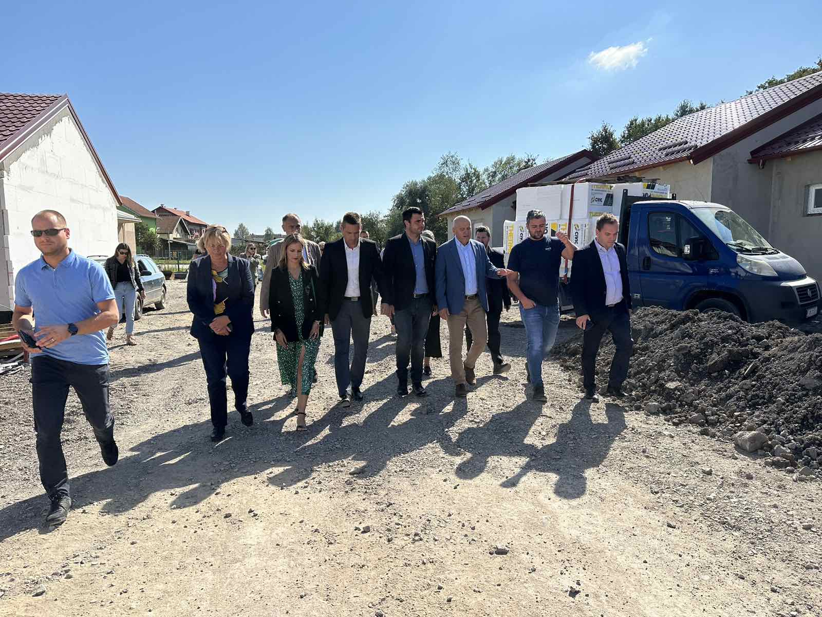 ministar Bačić je posjetio naselje „Banovi dvori“, prostor u kojem Sisačko-moslavačka županija gradi 74 montažne kuće, koje će, potpuno opremljene i namještene, biti upotrijebljene za smještaj ljudi koji su nakon potresa privremeno smješteni u mobilnim stambenim jedinicama – kontejnerima.