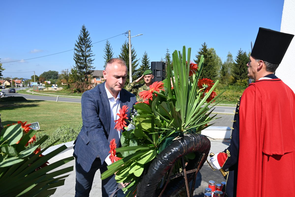 Zamjenik župana Mihael Jurić je u Petrinji nazočio središnjoj manifestaciji Dana sjećanja 1991.-2023.
