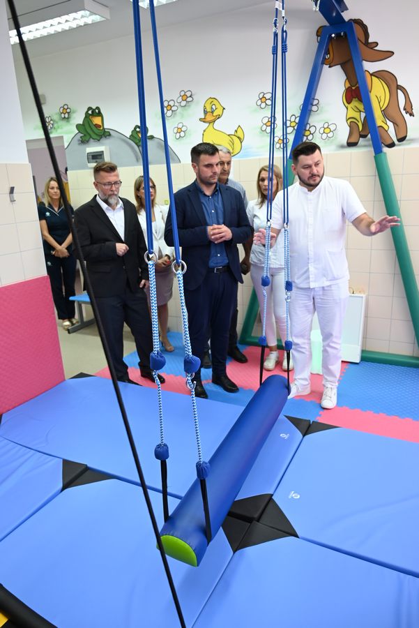 Župan Ivan Celjak je u zgradi Blatnih kupki, u sklopu Lječilišta Topusko, otvorio potpuno opremljen kabinet za provođenje terapije senzornom integracijom, koji je namijenjen djeci s teškoćama u razvoju.