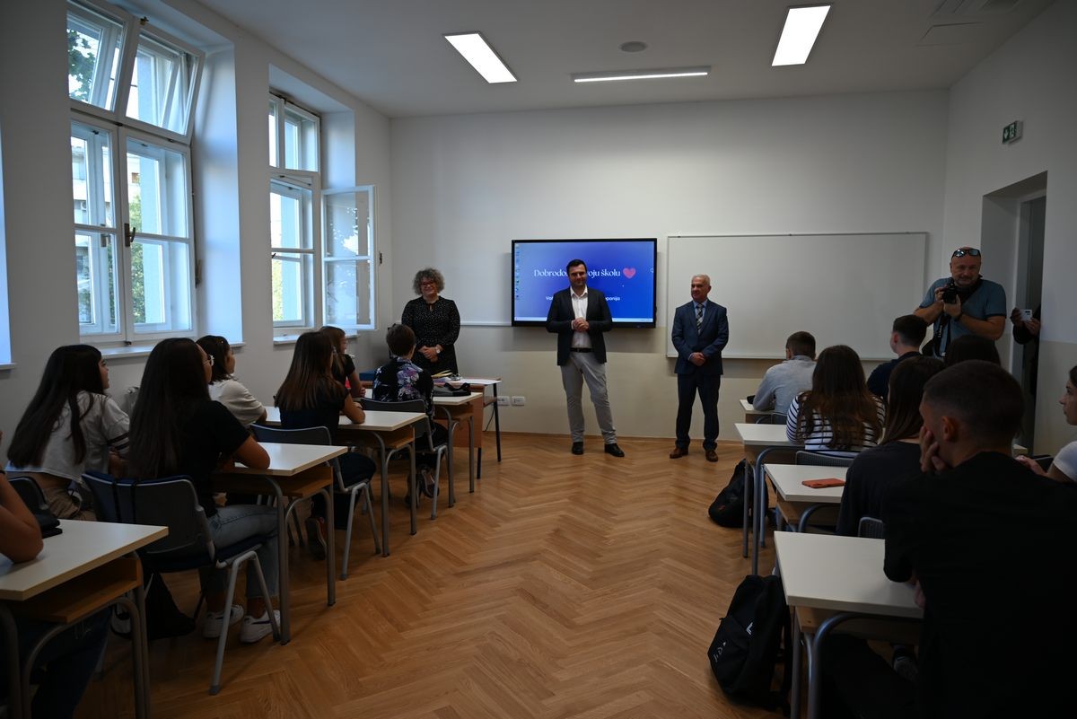 Župan Ivan Celjak i ravnatelj Gimnazije Božidar Dujmić su presijecanjem vrpce svečano označili otvorenje obnovljene i novoopremljene zgrade Gimnazije Sisak. 