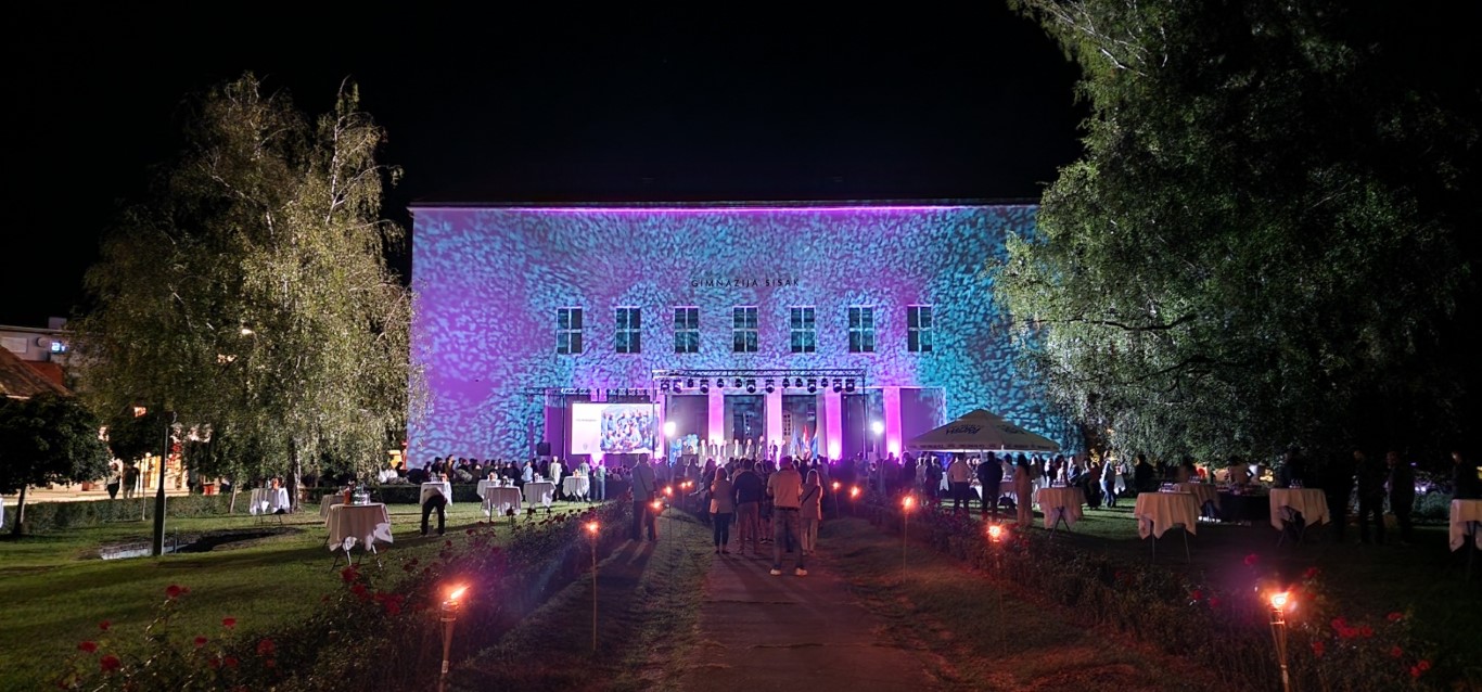 U nazočnosti brojnih gostiju, bivših i sadašnjih profesora i učenika Gimnazije Sisak te sugrađana, sinoć je spektakularnim programom označen novi početak sisačke Gimnazije.