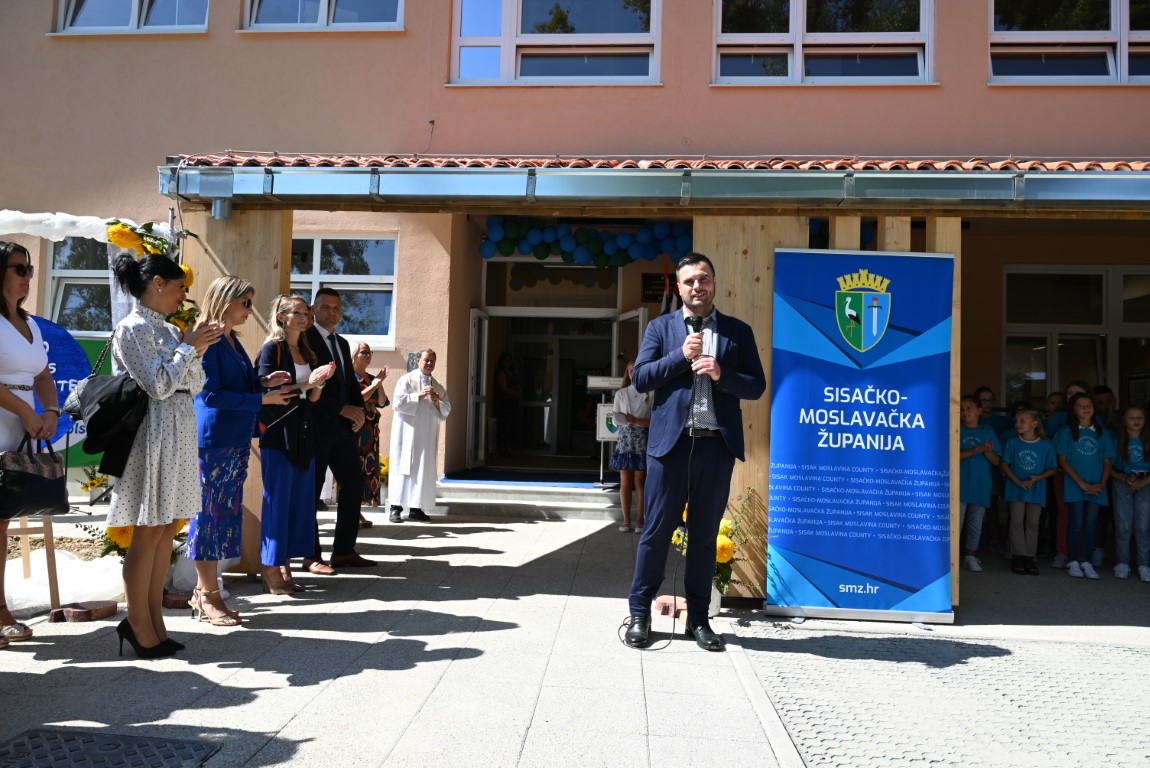 Župan Ivan Celjak je svečano otvorio novoizgrađenu zgradu Osnovne škole „Ivan Goran Kovačić“ u Gori, naselju na području Petrinje.