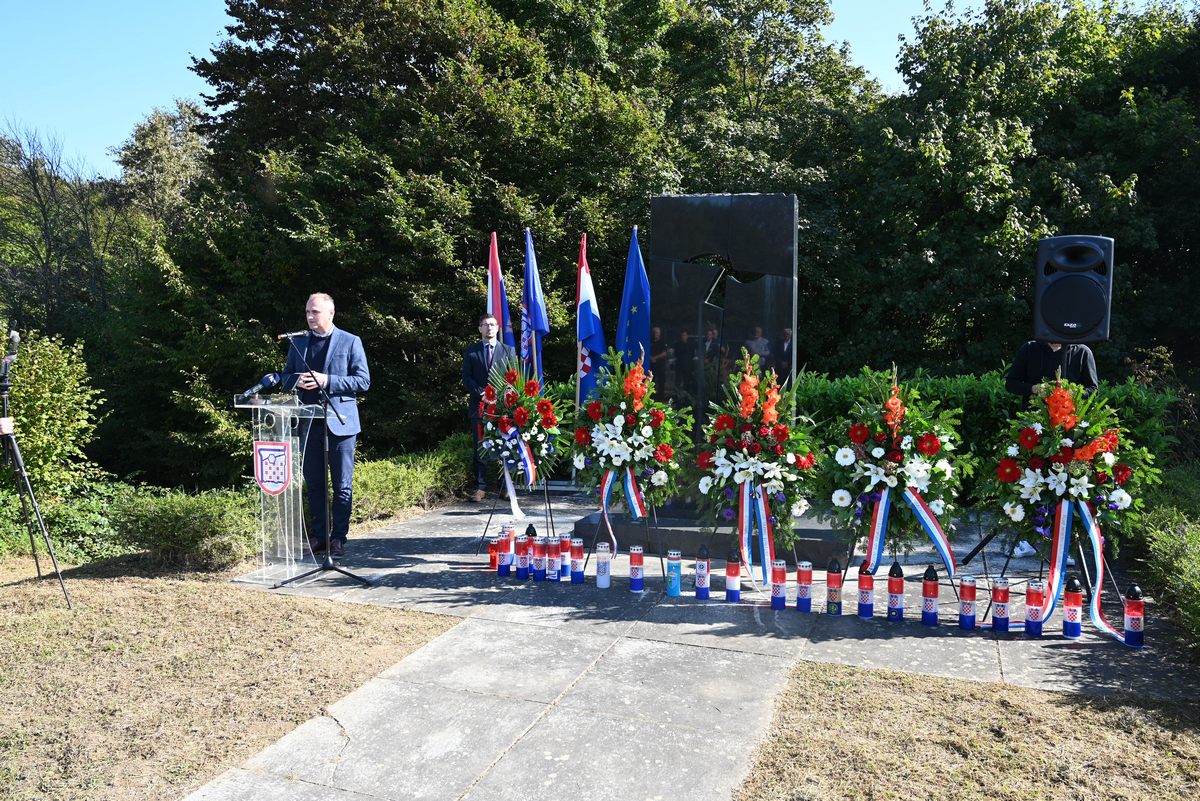 Zamjenik župana Mihael Jurić je u Gornjem Viduševcu, naselju na području Gline, nazočio obilježavanju 32. obljetnice progona hrvatskog stanovništva s glinskog područja