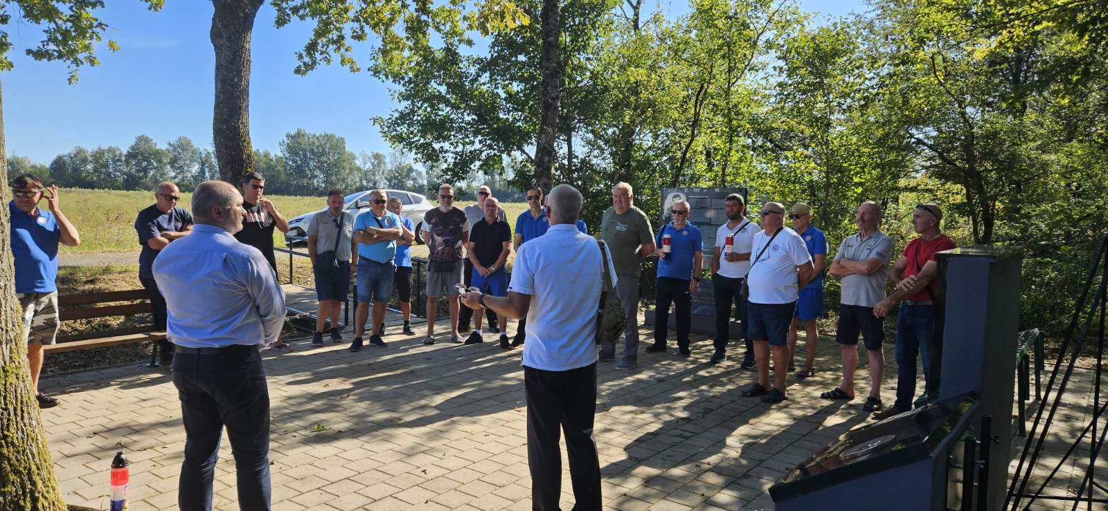  Ravnatelj Kulturno-povijesnog centra Sisačko-moslavačke županije prof. Ivica Valent pozdravio je u ime župana Ivana Celjaka hrvatske branitelje HEP-a Južne Dalmacije, koji su u studijskom posjetu značajnim mjestima iz Domovinskog rata u našoj županiji.