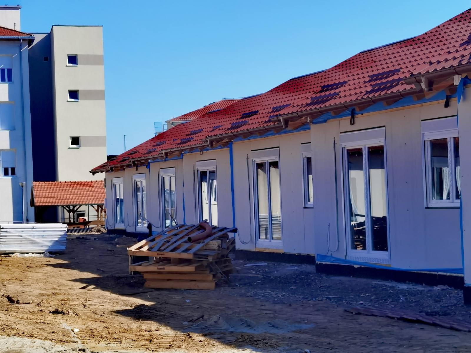 Sisačko-moslavačka županija objavila je u utorak, 12. rujna 2023. godine Javni poziv za dodjelu stambenih jedinica, odnosno kuća u nizu, na privremeno korištenje koje se nalaze u županijskim naseljima Petrinia u Petrinji i Banovi dvori u Glini.