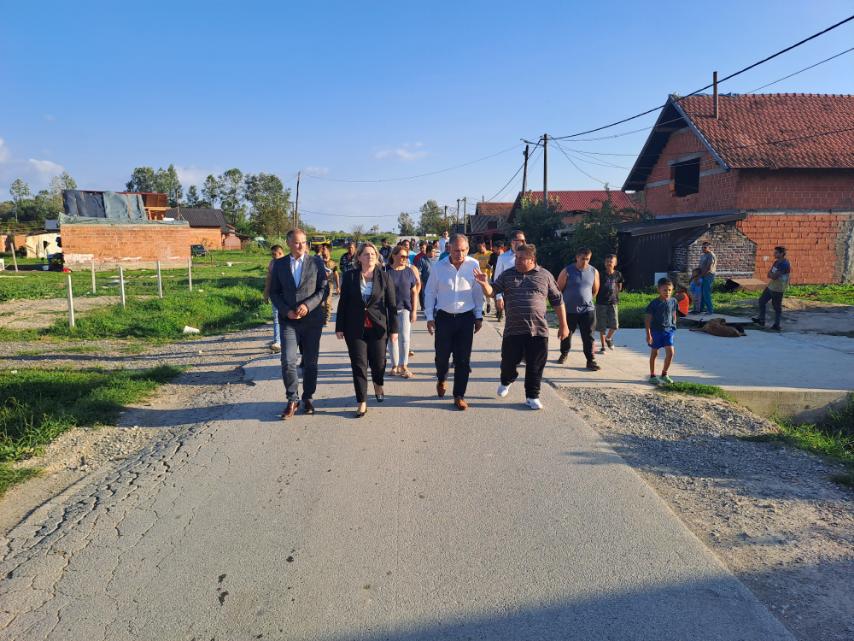 Zamjenik župana Mihael Jurić, uz kojeg je bila i pročelnica Upravnog odjela za zdravstvo, socijalnu skrb i hrvatske branitelje Alenka Ljubešić, pratio je posjet saborskog zastupnika Veljka Kajtazija i potpredsjednice Vlade RH Anje Šimpraga sa suradnicima romskom naselju Palanjek.