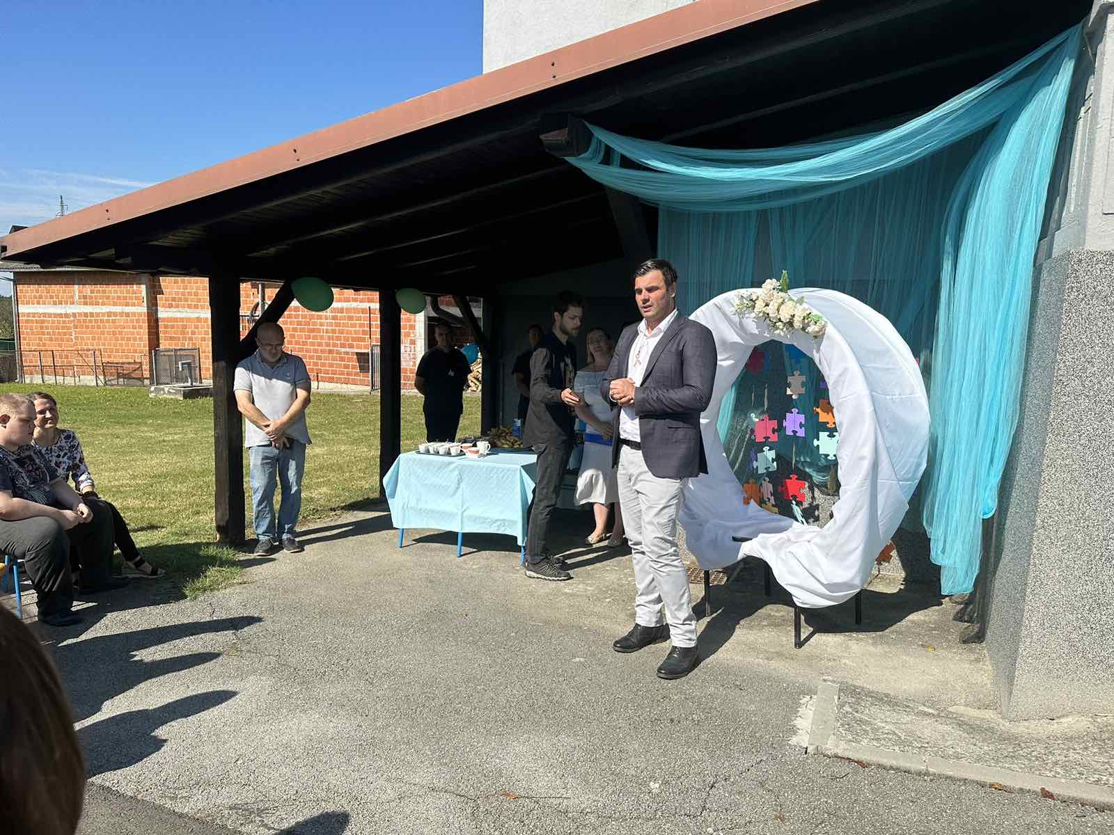 Mali rehabilitacijski centar Osnovne škole Novska od danas je proširen za dodatni prostor u područnoj školi Stari Grabovac u kojem će se nalaziti senzorna soba opremljena svom potrebnom senzoričkom i didaktičkom opremom. Novouređene prostorije namijenjene učenicima s teškoćama u razvoju, danas je svečano otvorio župan Ivan Celjak.