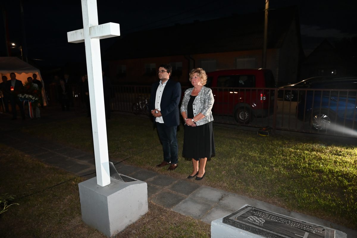 U mjesnoj crkvi Svetog Mihaela služena je sveta misa, nakon koje je u dvorištu crkve, kod križa i spomen-ploče, odana počast polaganjem vijenaca i paljenjem svijeća za poginule hrvatske branitelje iz Domovinskog rata.