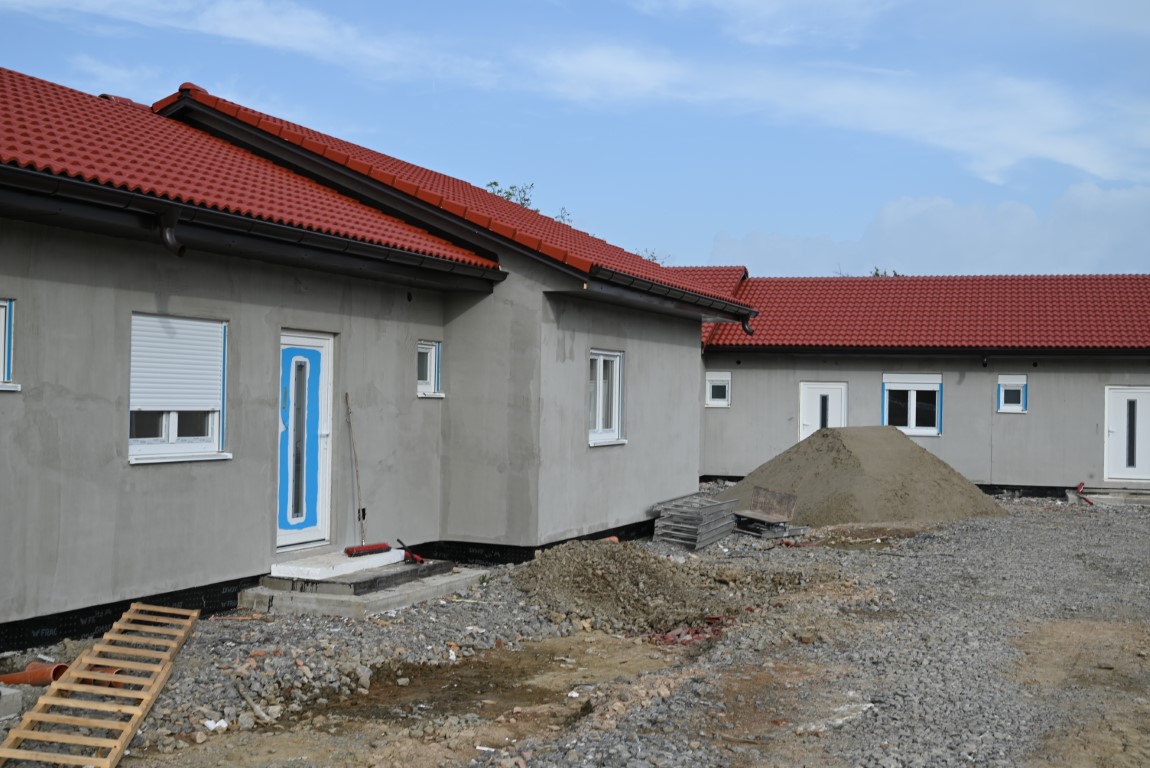 Župan Ivan Celjak sa suradnicima obišao je u utorak 19. rujna 2023. godine županijsko naselje Petrinia u Petrinji koje gradi Sisačko-moslavačka županija u kojima će biti smještene osobe čiji su domovi stradali u potresu, a nakon što se njihovi domovi obnove, kuće će postati sastavni dio kapaciteta umirovljeničkih domova.