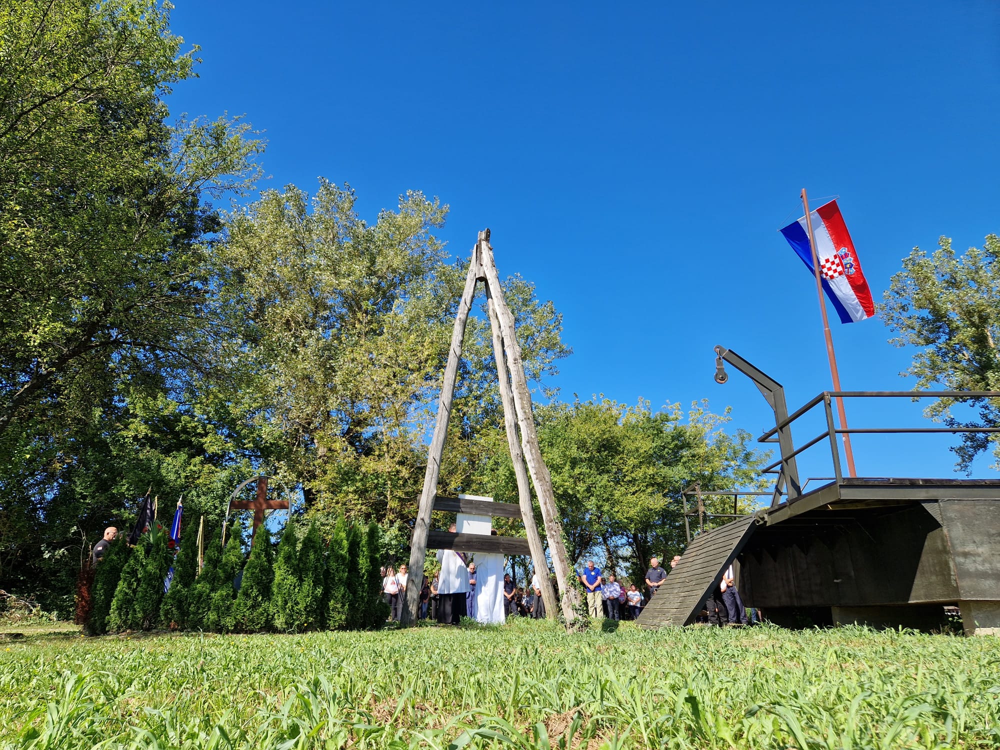 Pročelnica Upravnog odjela za zdravstvo, socijalnu skrb i hrvatske branitelje Alenka Ljubešić je sudjelovala u odavanju počasti kod križa uz skelu, koja je u vrijeme najžešće agresije na Hrvatsku bila u funkciji prijevoza civila i njihove imovine na slobodnu, lijevu obalu Kupe, te kao prijevoz hrvatskih snaga u prostor tzv. Nebojanskog džepa.