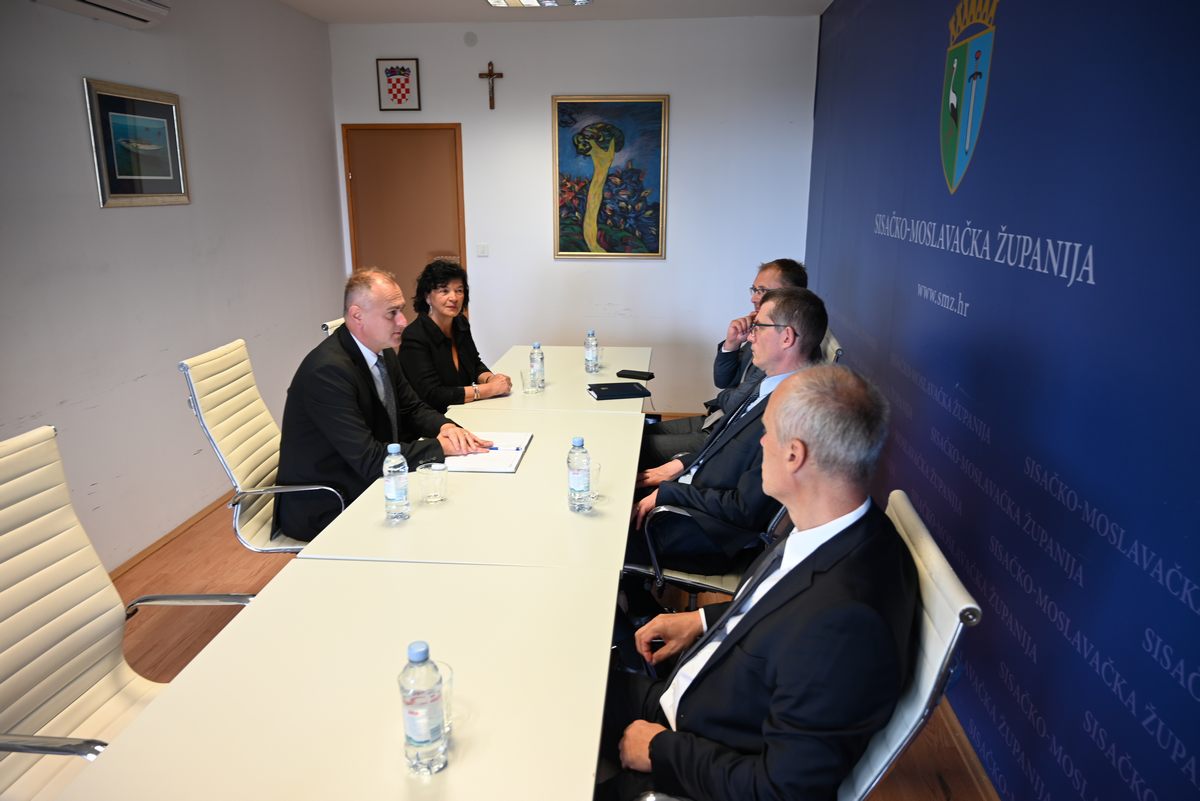 Zamjenik župana Mihael Jurić i zamjenica župana iz reda srpske nacionalne manjine Mirjana Oluić primili su u nastupni posjet veleposlanika Republike Slovenije u Republici Hrvatskoj Gašpera Dovžana. 