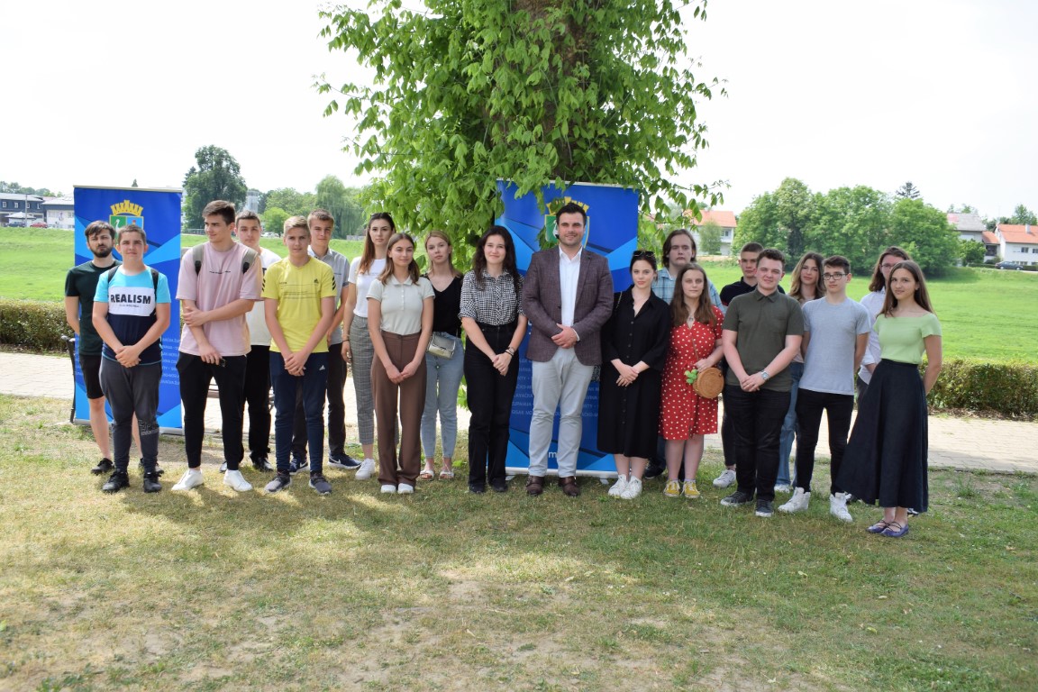 Na inicijativu župana Ivana Celjaka, Sisačko-moslavačka županija će i ove akademske godine dodijeliti jednokratne novčane pomoći redovitim studentima s područja Sisačko-moslavačke županije koji ostaju studirati na području naše županije.