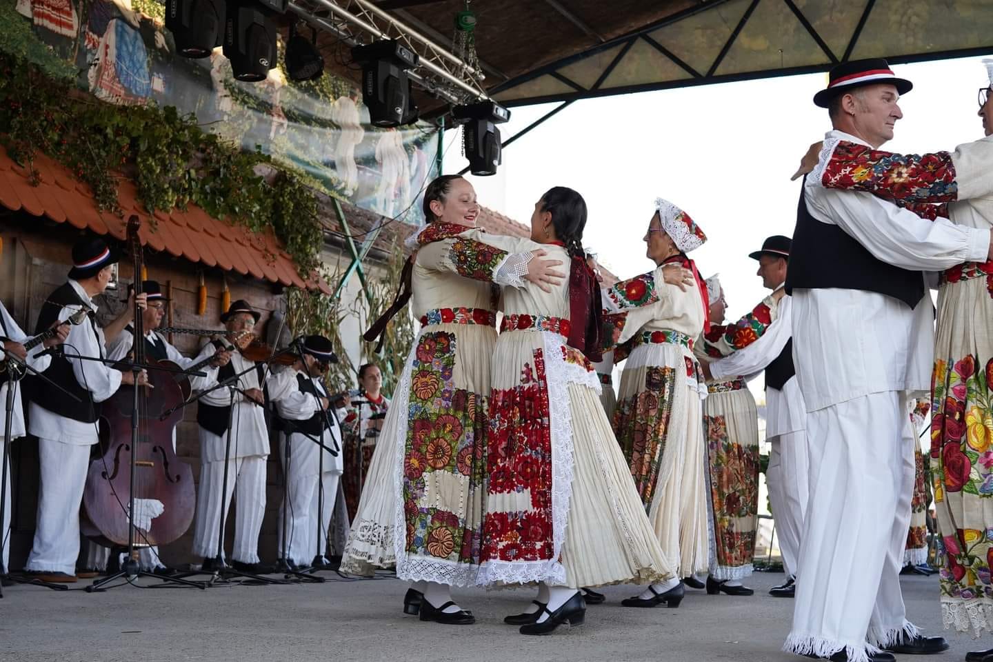 Župan Ivan Celjak je u subotu, 9. rujna 2023. godine svečano otvorio 56. Voloderske jeseni, manifestacija koja svake godine svojim bogatim kulturnim programom, brojnim sadržajima, vrhunskom gastronomskom ponudom te kvalitetnim moslavačkim vinima privuče tisuće posjetitelja.