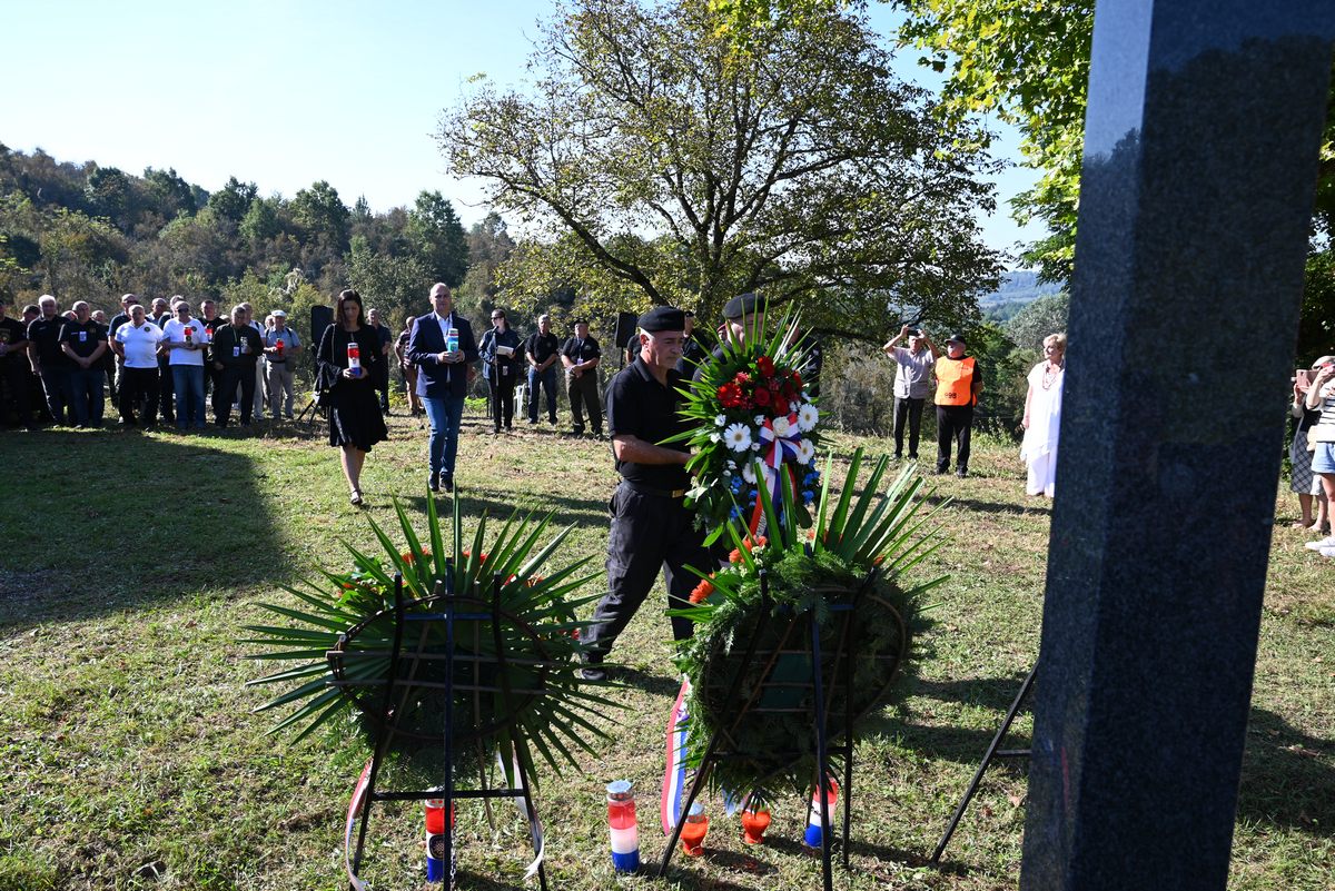 Zamjenik župana Mihael Jurić je u Zrinu, naselju na području Općine Dvor nazočio obilježavanju 80. obljetnice stradanja Zrina.