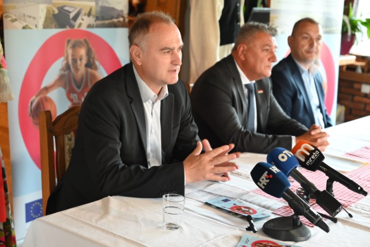 Zamjenik župana, Mihael Jurić, nazočio je konferenciji za medije, koja je održana u povodu gradnje sportske dvorane u Velikoj Ludini. Uz načelnika Općine Velika Ludina Dražena Pavlovića, konferenciji je, u ime Ministarstva turizma i sporta, nazočio i ravnatelj Uprave za održivi razvoj i konkurentnost turističke destinacije Slavko Štefičar.