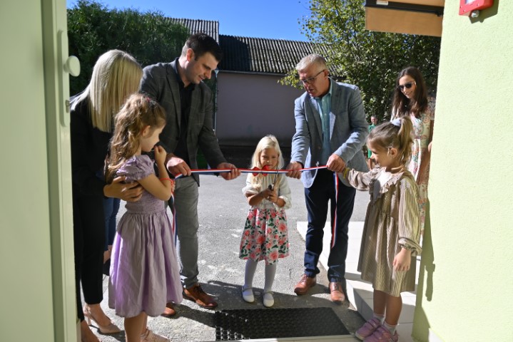 Župan Ivan Celjak je, zajedno s načelnikom Općine Sunja Grgom Dragičevićem, nazočio svečanom otvaranju obnovljenog Dječjeg vrtića Bambi Sunja.