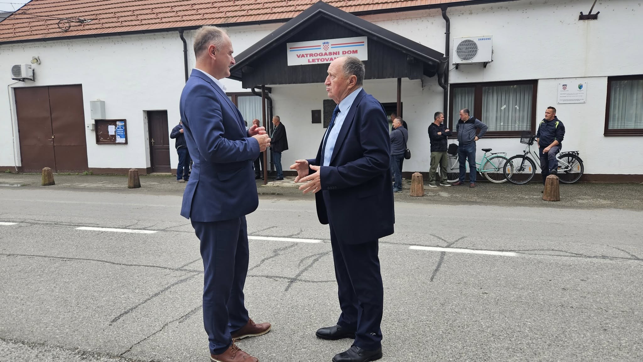 Završeni su radovi na obnovi vatrogasnih domova DVD-a Žažina i DVD-a Letovanić što je obilježeno prigodnom svečanošću koja je u petak, 26. rujna 2025. godine održana u Letovaniću