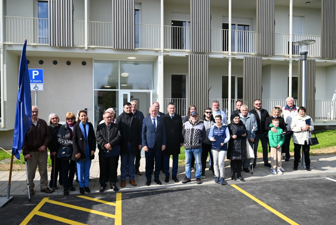 Danas su u Sisku i Kutini useljene dvije nove višestambene zgrade, svaka s 19 stanova u kojima će svoj privremeni dom pronaći obitelji čiji su domovi stradali u potresu.