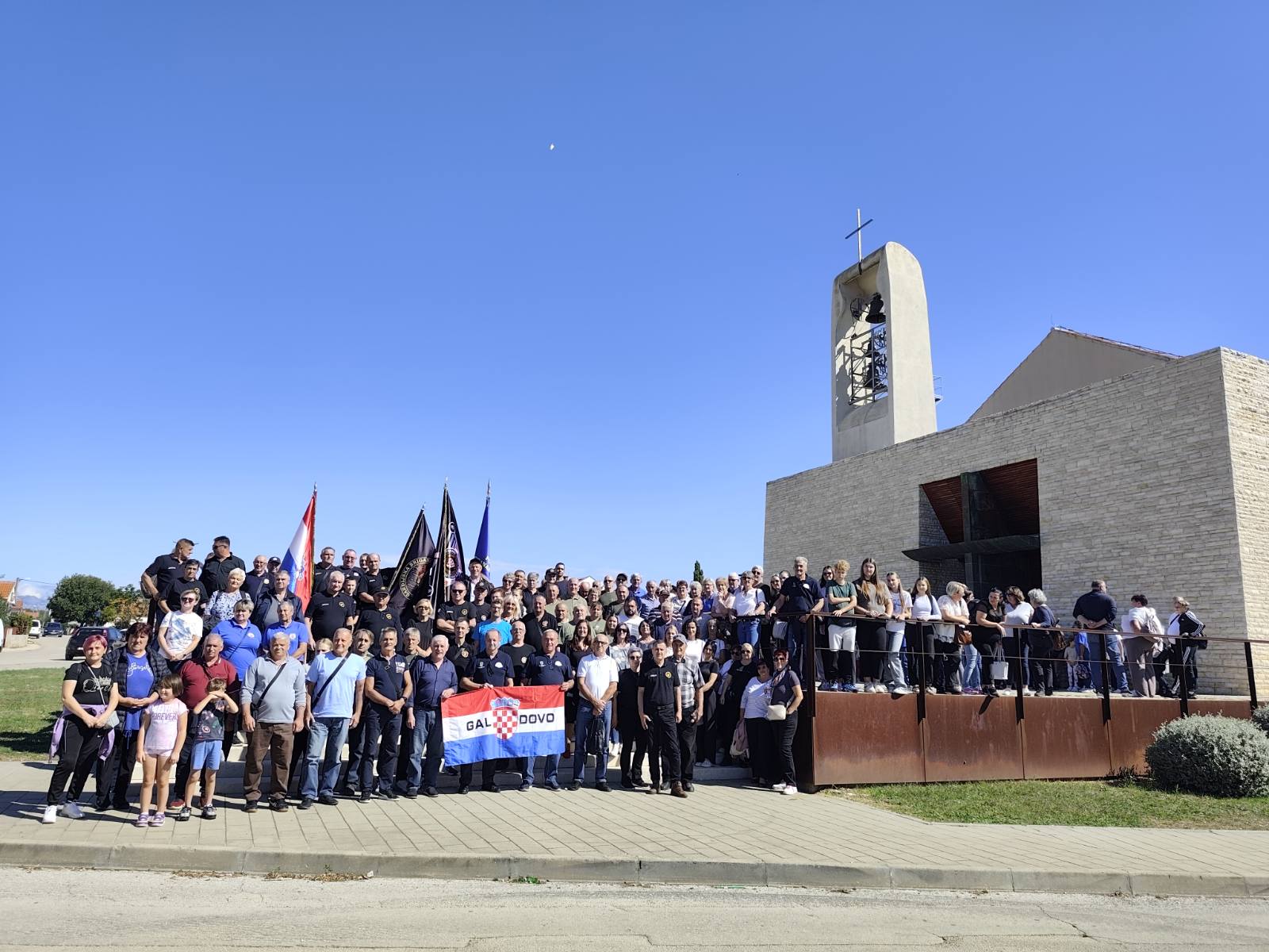 Hrvatski branitelji i članovi njihovih obitelji s područja Sisačko-moslavačke županije putovali su ovog vikenda u Škabrnju, simbol stradanja Hrvatske u Domovinskom ratu.