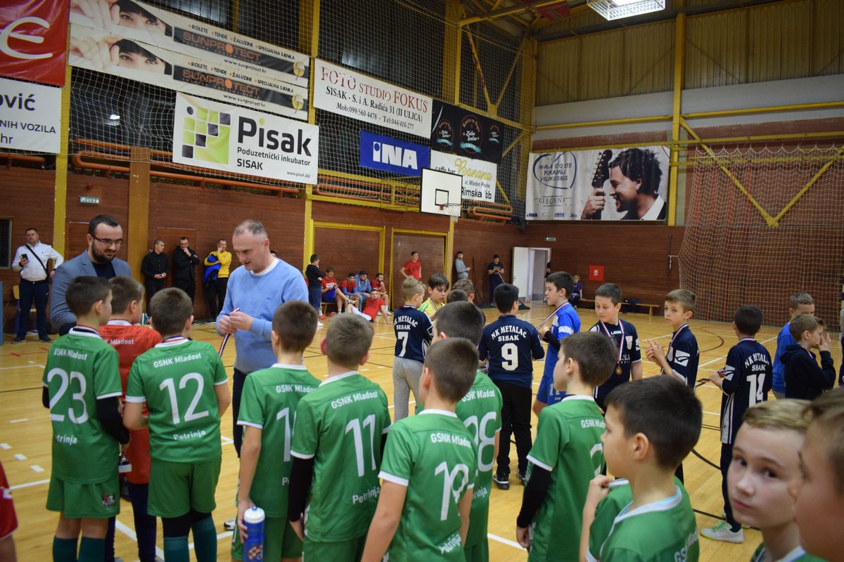 Zamjenik župana Mihael Jurić, uz kojega su bili i predsjednik županijskog Nogometnog saveza Davor Ivić i predsjednik Zajednice sportskih udruga i saveza SMŽ Marko Badrić, nazočio je u nedjelju, 15. siječnja 2023. godine, u sportskoj dvorani „Brezovica“ u Sisku završnici 43. malonogometnog turnira „Vladimir Šikić“, u organizaciji NK Metalac Sisak. 