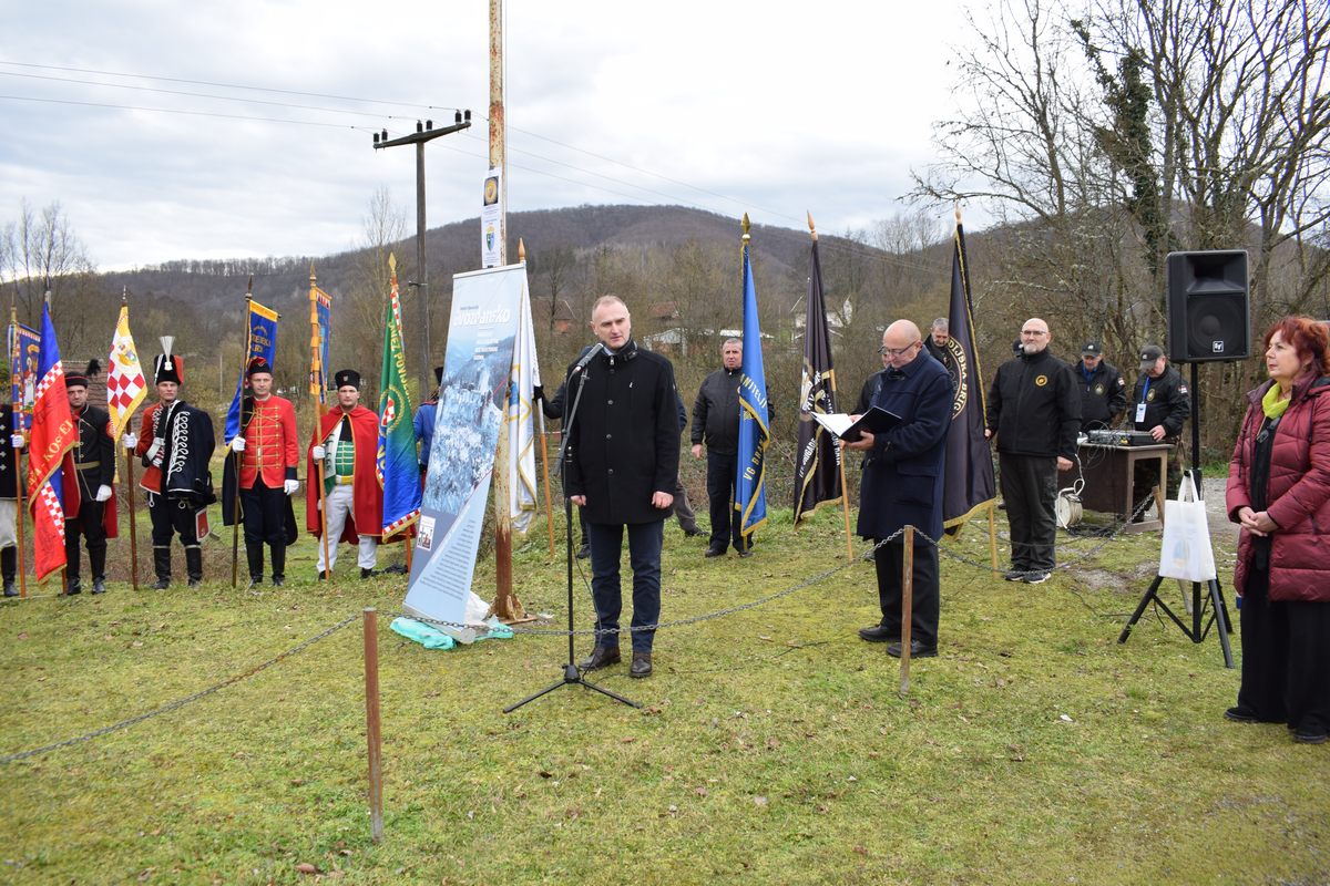 Zamjenik župana Mihael Jurić je u nedjelju, 15. siječnja 2023. godine, u Gvozdanskom, naselju na području općine Dvor, sudjelovao u obilježavanju 445. obljetnice herojske obrane hrvatskih ognjišta i kaštela Gvozdansko, te slavne pogibije branitelja ove utvrde 1587. godine.