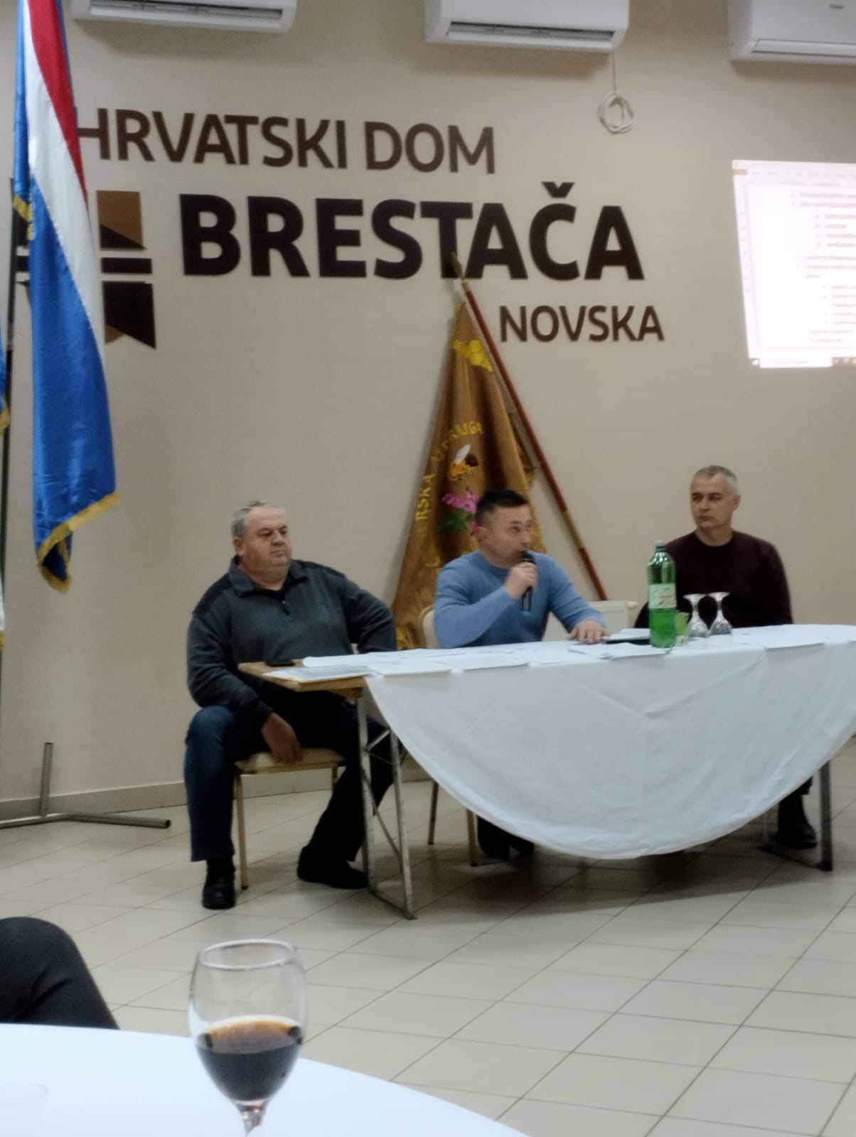 Pročelnica Upravnog odjela za poljoprivredu, ruralni razvoj, zaštitu okoliša i prirodu Anita Sinjeri Ibrišević, nazočila je u subotu, 21. siječnja 2023. godine, u Društvenom domu u Brestači redovu skupštinu Pčelarske udruge "Metvica" Novska.