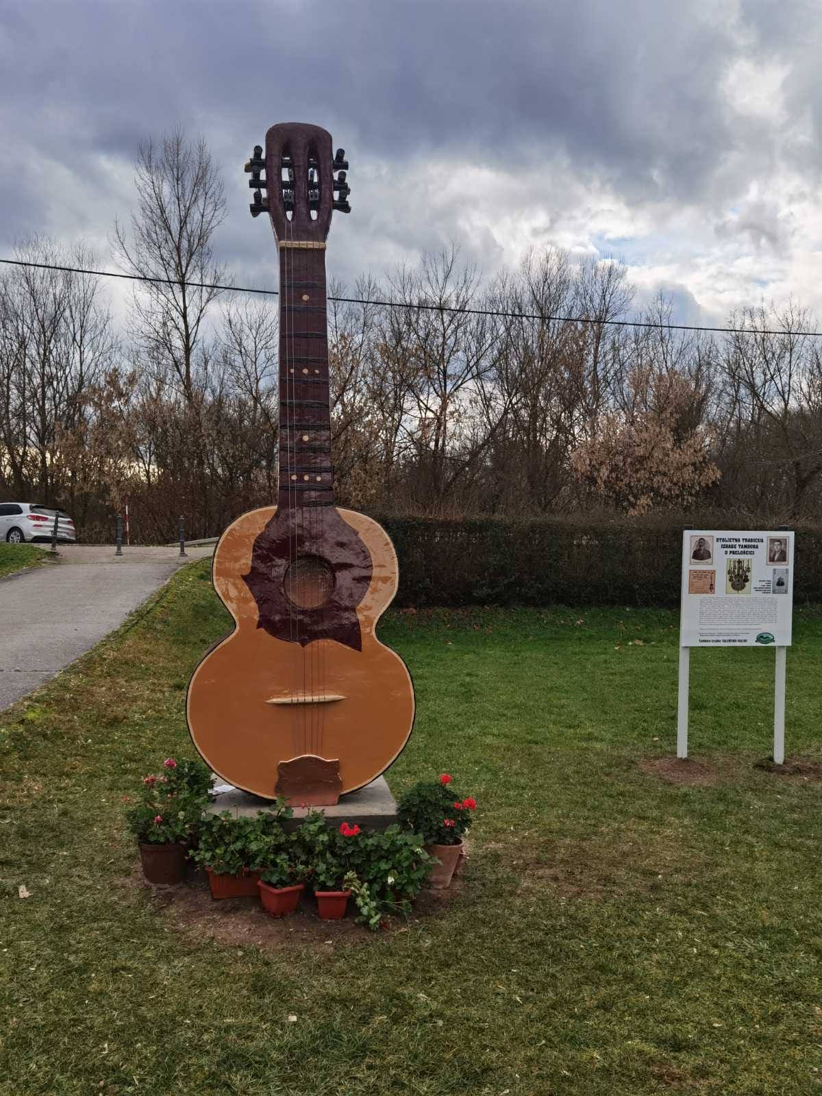 Župan Ivan Celjak sa suradnicima nazočio je u nedjelju, 8. siječnja 2023. godine, svečanosti obilježavanja stoljetne tradicije izrade tambura u Preloščici.