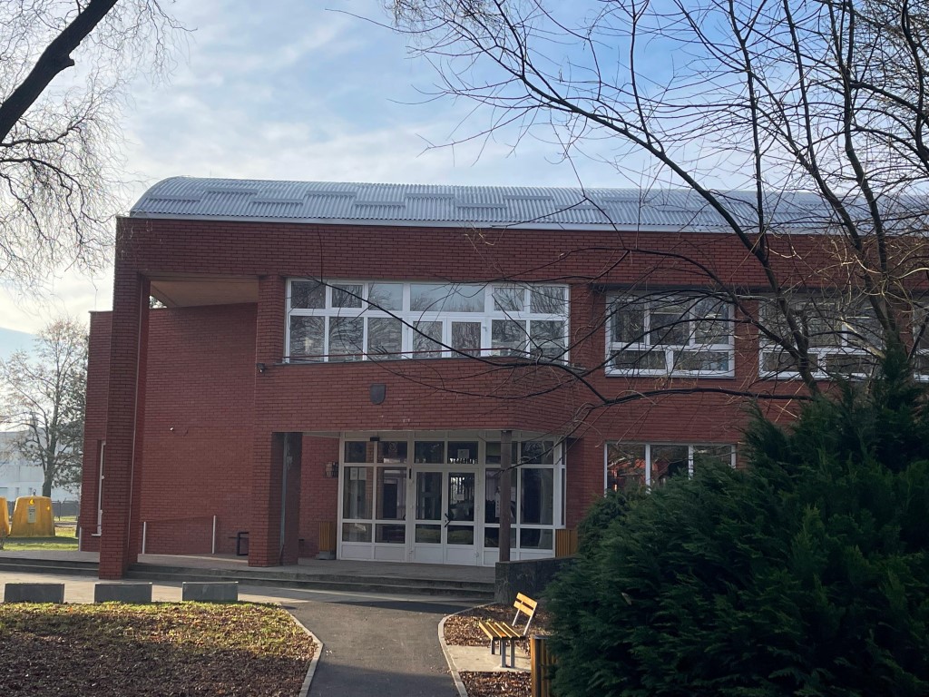 Ovaj tjedan završena je sanacija krovišta na Srednjoj školi Novska čija je vrijednost radova iznosila 1,7 milijuna kuna. Uz Sisačko-moslavačku županiju, koja je osigurala sredstva u iznosu oko  1,1 milijun kuna, projekt je sufinanciran i od strane Ministarstva regionalnog razvoja i fondova Europske unije sa 600.000,00 kuna. Završene radove obišao je u petak, 13. siječanja 2023. godine zamjenik župana Mihael Jurić.