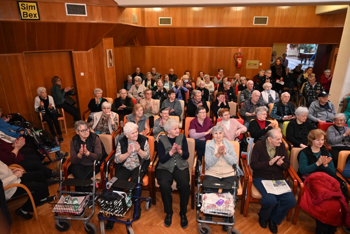 Sisačko-moslavačka županija subvencionirat će razliku između stare i nove cijene smještaja u Domu za starije osobe Sisak i Petrinja, što znači da će korisnici smještaj plaćati po istoj cijeni kakva je bila i prije nove godine, poručio je župan Ivan Celjak na današnjem druženju s korisnicima Doma za starije osobe Sisak.