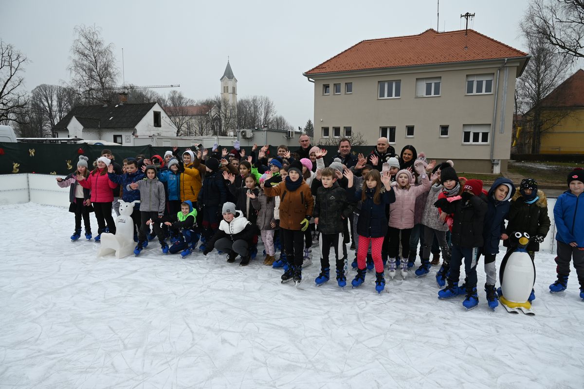 Zamjenik župana Mihael Jurić službeno je zatvorio klizalište u Glini, tradicionalni poklon Sisačko-moslavačke županije djeci Banovine za zimske blagdane.