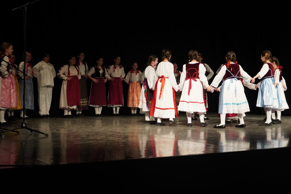  Nastup Kulturno umjetničkog društva Šubić pod nazivom “Oj,djevojko, draga dušo moja” gotovo 90 minuta zabavljao je prepuno novljansko gradsko kino. 