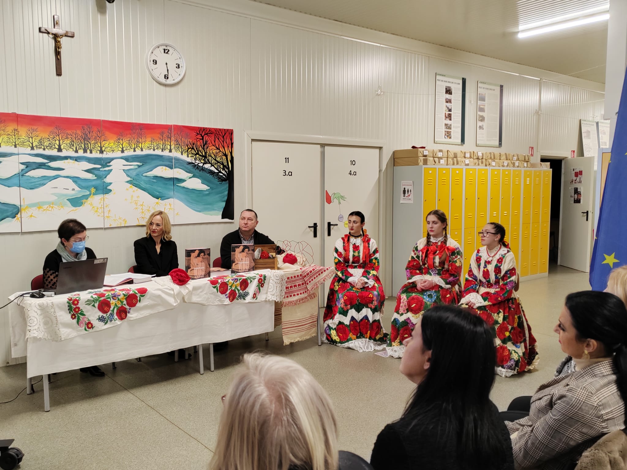 Pročelnica Upravnog odjela za obrazovanje, kulturu, šport, mlade i civilno društvo Robertina Štajdohar je u prostoru Srednje škole Glina nazočila događanju u sklopu 2. likovnih susreta „Lukine crte“ – keramički atelier, koji je zamišljen kao dio aktivnosti Školskog volonterskog kluba Manus Aperta , vježbeničkih tvrtki „ Ge Pe“ i „ Eko ban“ te izvannastavnih aktivnosti Likovne skupine Srednje škole Glina.