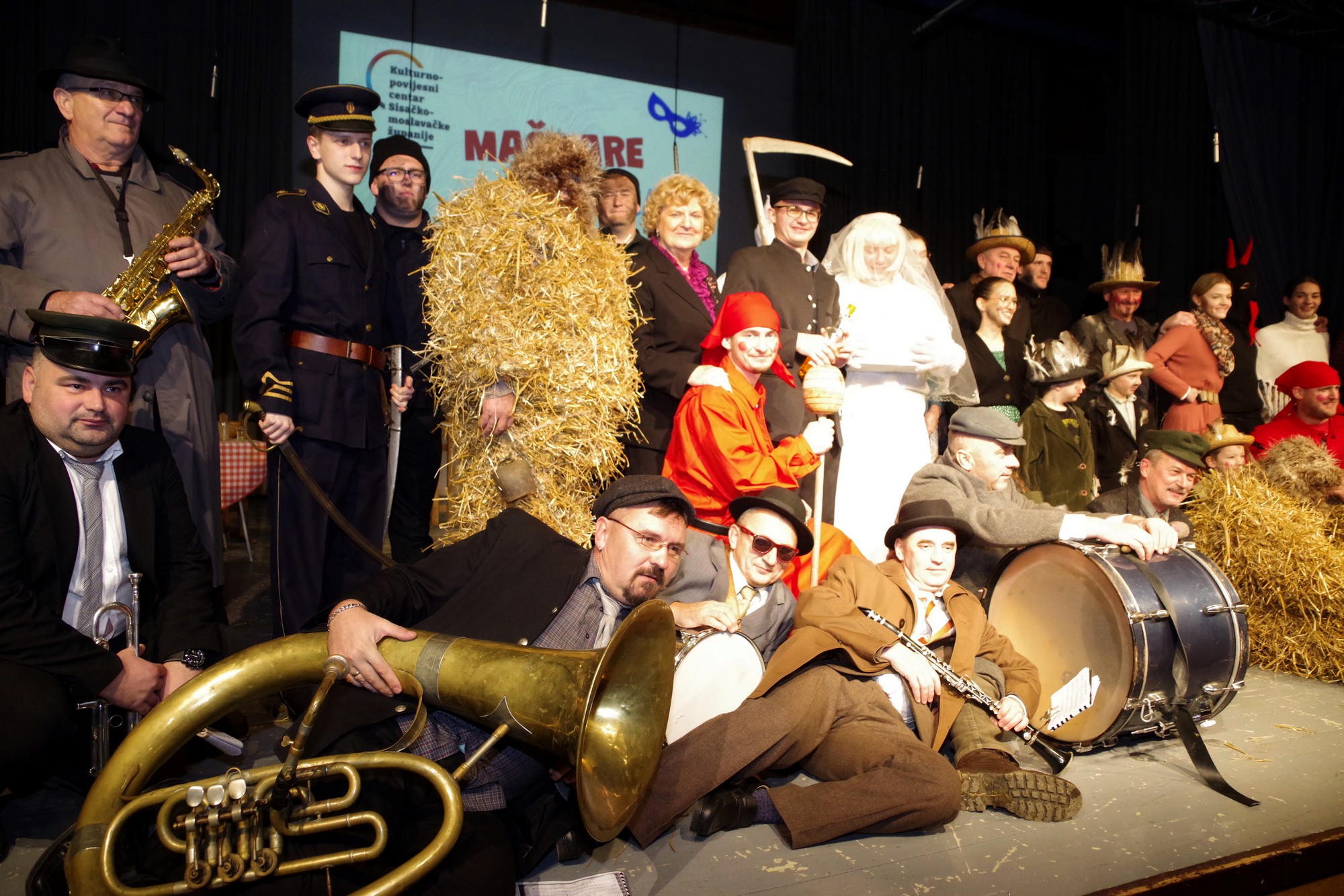 Sve sudionike i posjetitelje na prvim Tradicijskim maškarama Sisačko-moslavačke županije pozdravio je ravnatelj Kulturno-povijesnog centra Sisačko-moslavačke županije Ivica Valent te u ime župana Ivana Celjaka, predsjednica Zajednice kulturno-umjetničkih udruga Sisačko-moslavačke županije Ivanka Roksandić.