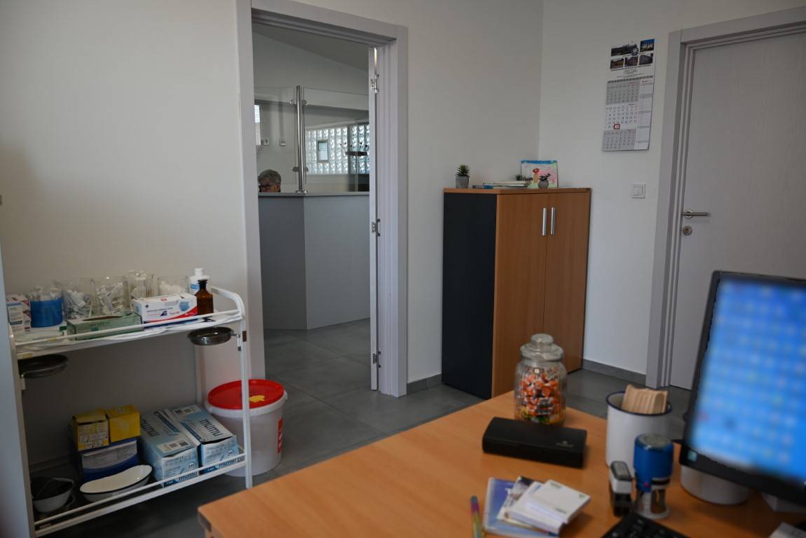  Posebno emotivno bilo je danas u zgradi Zavoda za javno zdravstvo SMŽ u Sisku gdje je organiziran oproštaj od cijenjene sisačke pedijatrice dr. Jasminke Dragojević koja je proteklih više od 40 godina brižno liječila brojne generacije djece. 